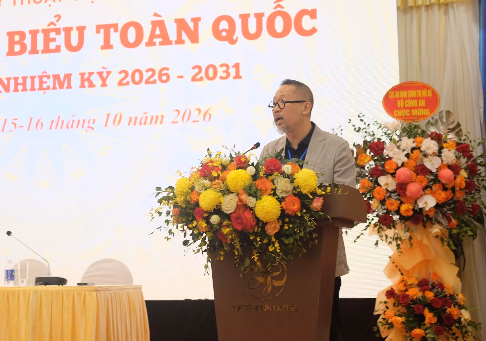 hoa-si-dao-quoc-huy.jpg