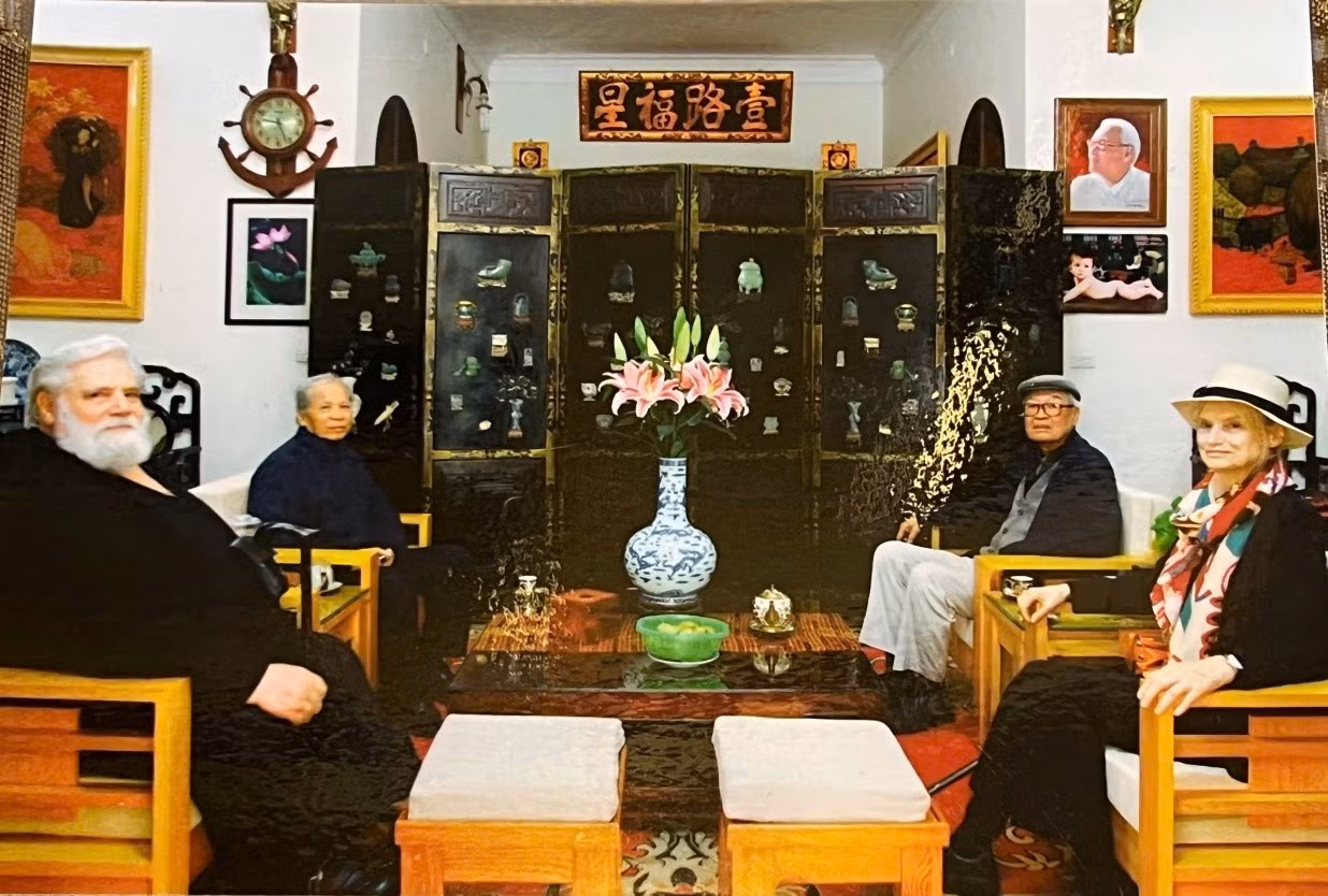 tu-phai-qua-nha-dieu-khac-na-uy-ong-pham-ngac-nguyen-dai-su-viet-nam-tai-5-nuoc-bac-au-nha-suu-tap-nguyen-manh-phuc-phu-nhan-nha-dieu-khac-oyvin-trong-phong-trung-bay-cua-nha-suu-tap-nguyen-manh-phuc-tai-viet-tr.jpg