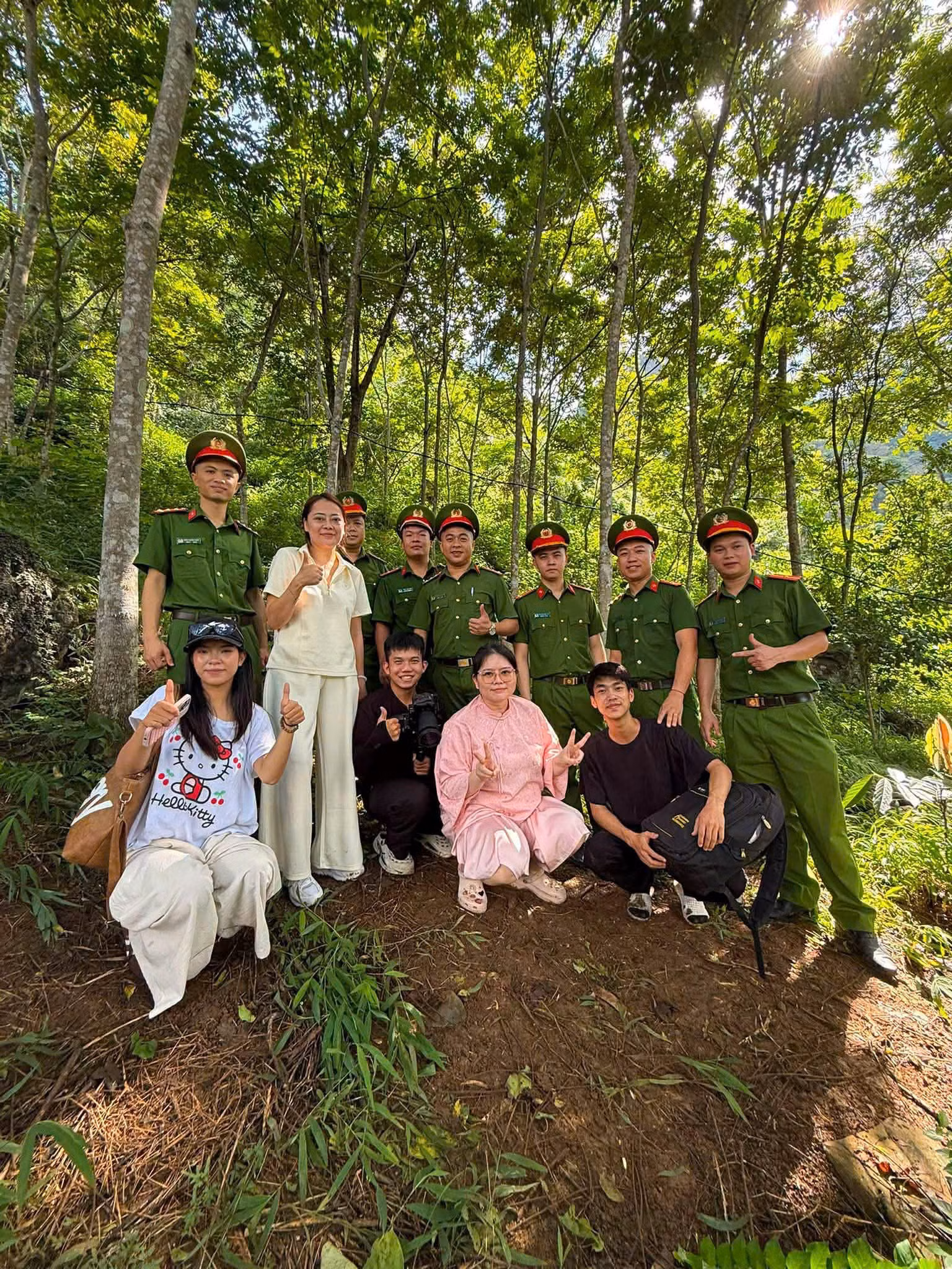 nhom-kol-va-cac-dong-chi-cong-an-xa-hoang-van-thu.jpg