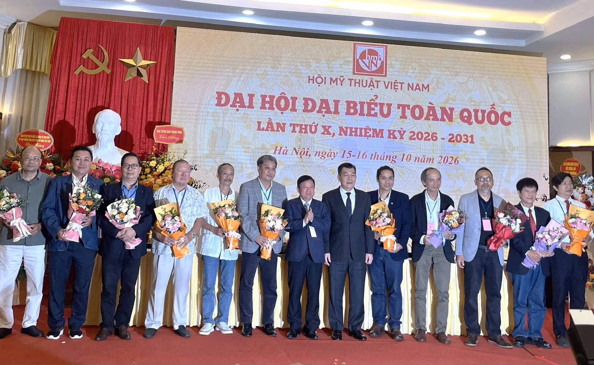 Lãnh đạo Ủy ban trung ương Mặt trận Tổ quốc Việt Nam, Lãnh đạo Chủ tịch Liên hiệp các Hội Văn học Việt Nam tặng hoa chúc mừng Ban chấp hành Hội Mỹ thuật Việt Nam lần thứ X, nhiệm kỳ 2026–2031.