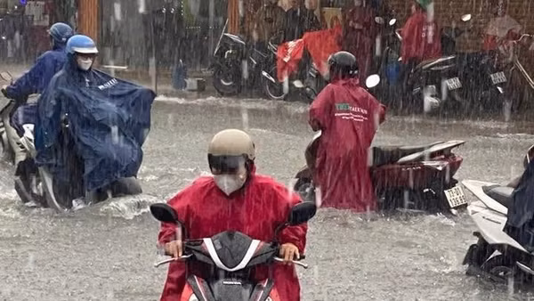 Quốc lộ 51 ở Đồng Nai ngập sâu sau mưa lớn