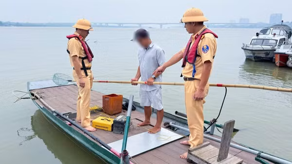 Dùng kích điện đánh cá trên sông Hồng, nam thanh niên bị phạt 4 triệu đồng