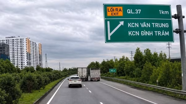 Lái xe tải lạng lách, chèn ép xe khác trên cao tốc bị phạt nặng