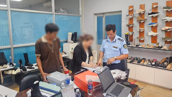 Nhà máy sản xuất số lượng lớn giày giả mạo các nhãn hiệu lớn để xuất khẩu