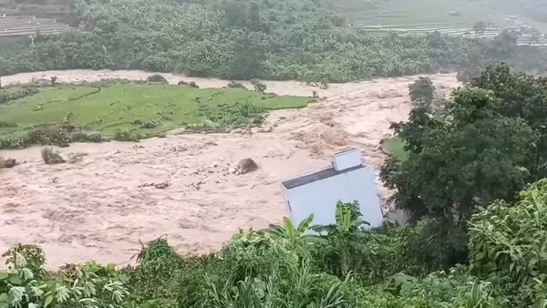 Mưa lũ làm sập nhà dân tại Lai Châu