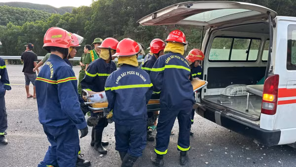 Nghẹt thở giải cứu tài xế mắc kẹt trong xe tải lật trên cao tốc