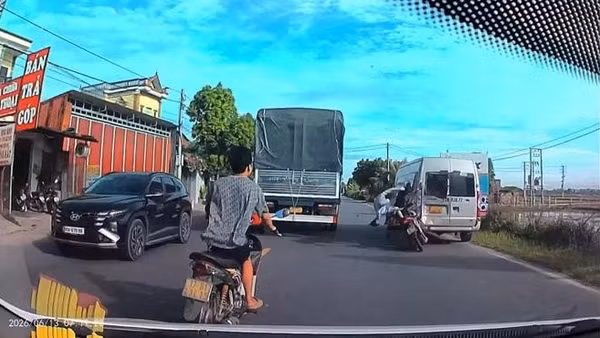 Tông vào xe khách đỗ ven Quốc lộ, đôi nam nữ tử vong tại chỗ