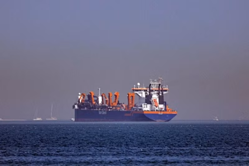 2-ships-in-strait-of-hormuz.jpg