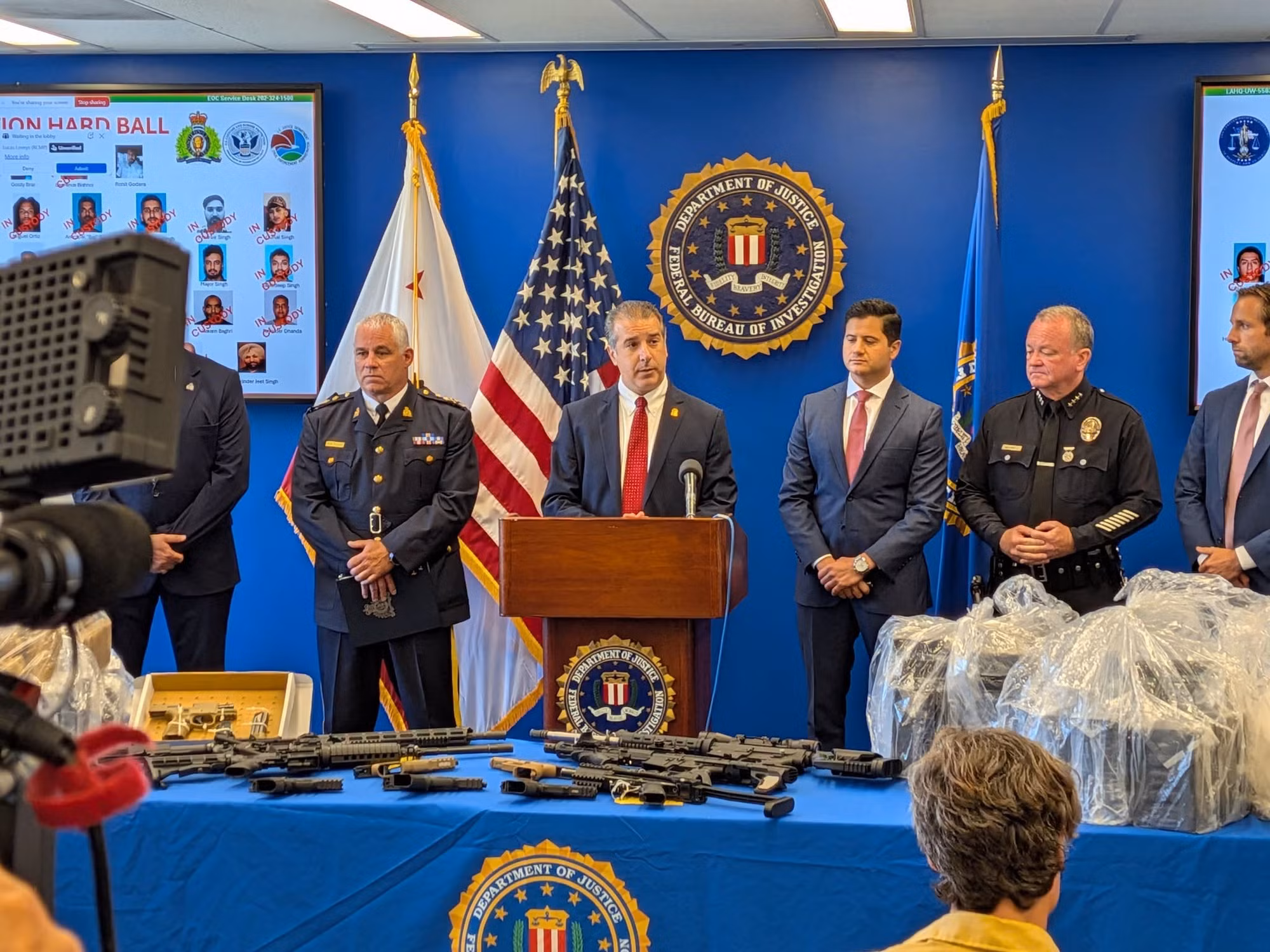 fbi-cong-bo-tang-vat-thu-duoc-sau-chien-dich-anh-cbs.jpg
