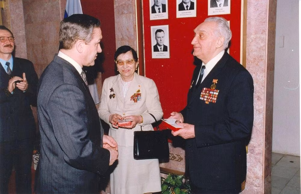 4-gd-svr-trao-phan-thuong-cho-galina-va-mikhai.jpg