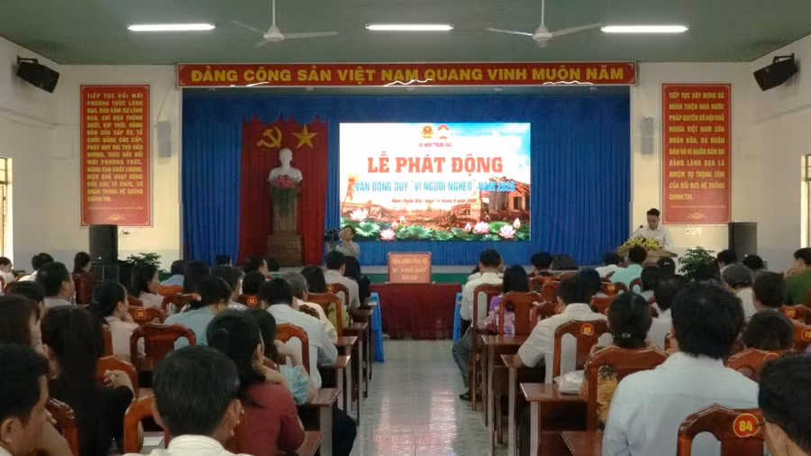 Công an xã Hàm Thuận Bắc chung tay đóng góp Quỹ “Vì người nghèo”
