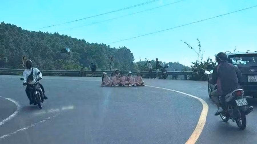 Xác minh nhóm phụ nữ ngồi giữa đường đèo dốc Hải Vân chụp ảnh