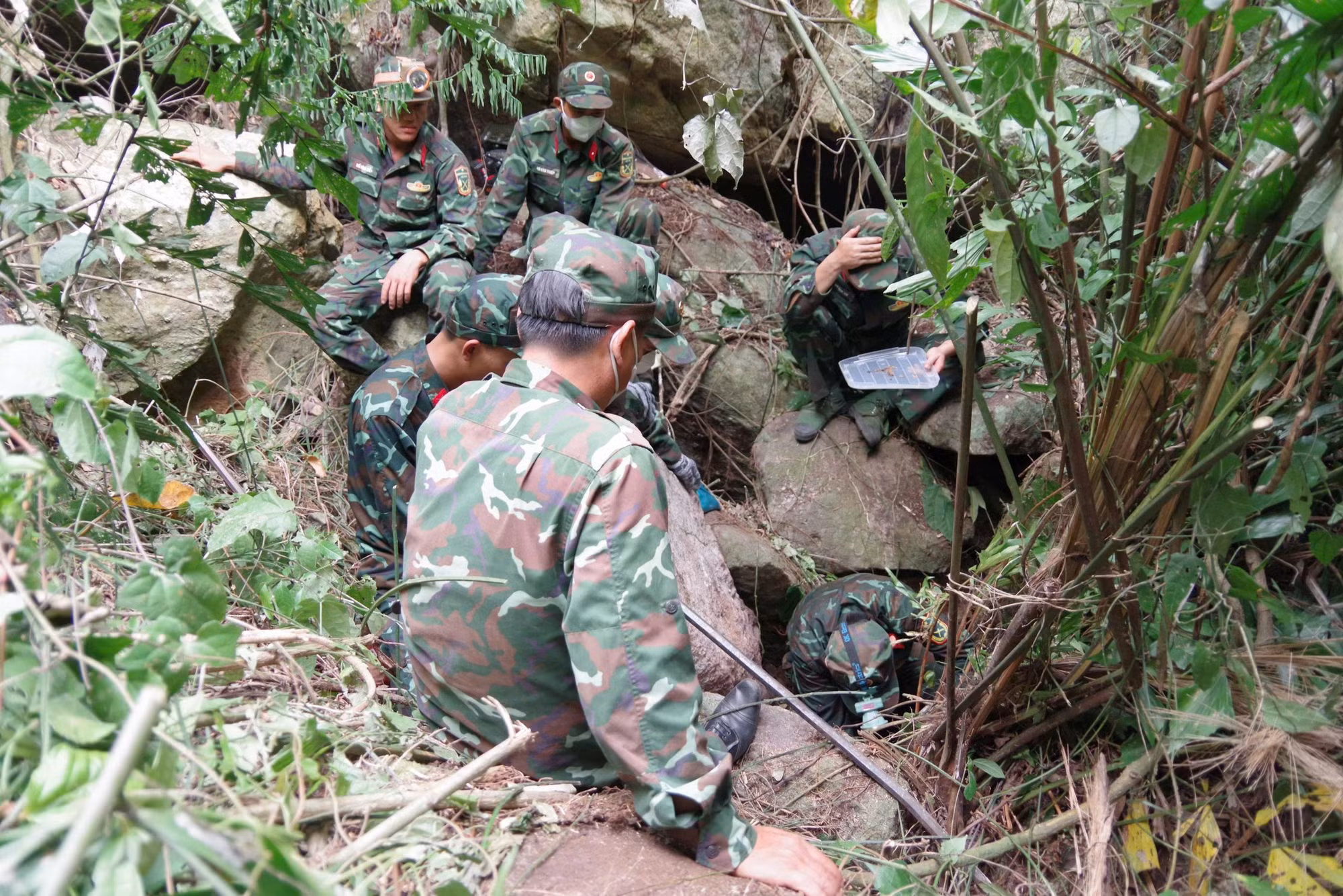 1-khu-vuc-phat-hien-hai-cot-liet-si.jpg