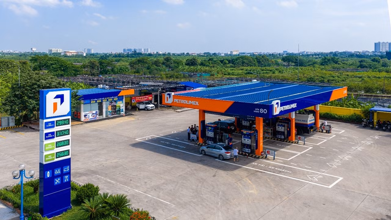 Tại kỳ điều hành kinh doanh xăng dầu ngày 15/10/2026, Petrolimex chủ động giảm giá bán các mặt hàng xăng dầu thấp hơn 300 đồng/lít, kg - áp dụng tối thiểu 14 ngày, đến 29/10/2026
