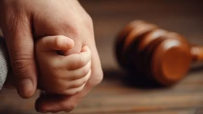 Muốn nhận trẻ bị bỏ rơi làm con nuôi cần điều kiện và giấy tờ gì?