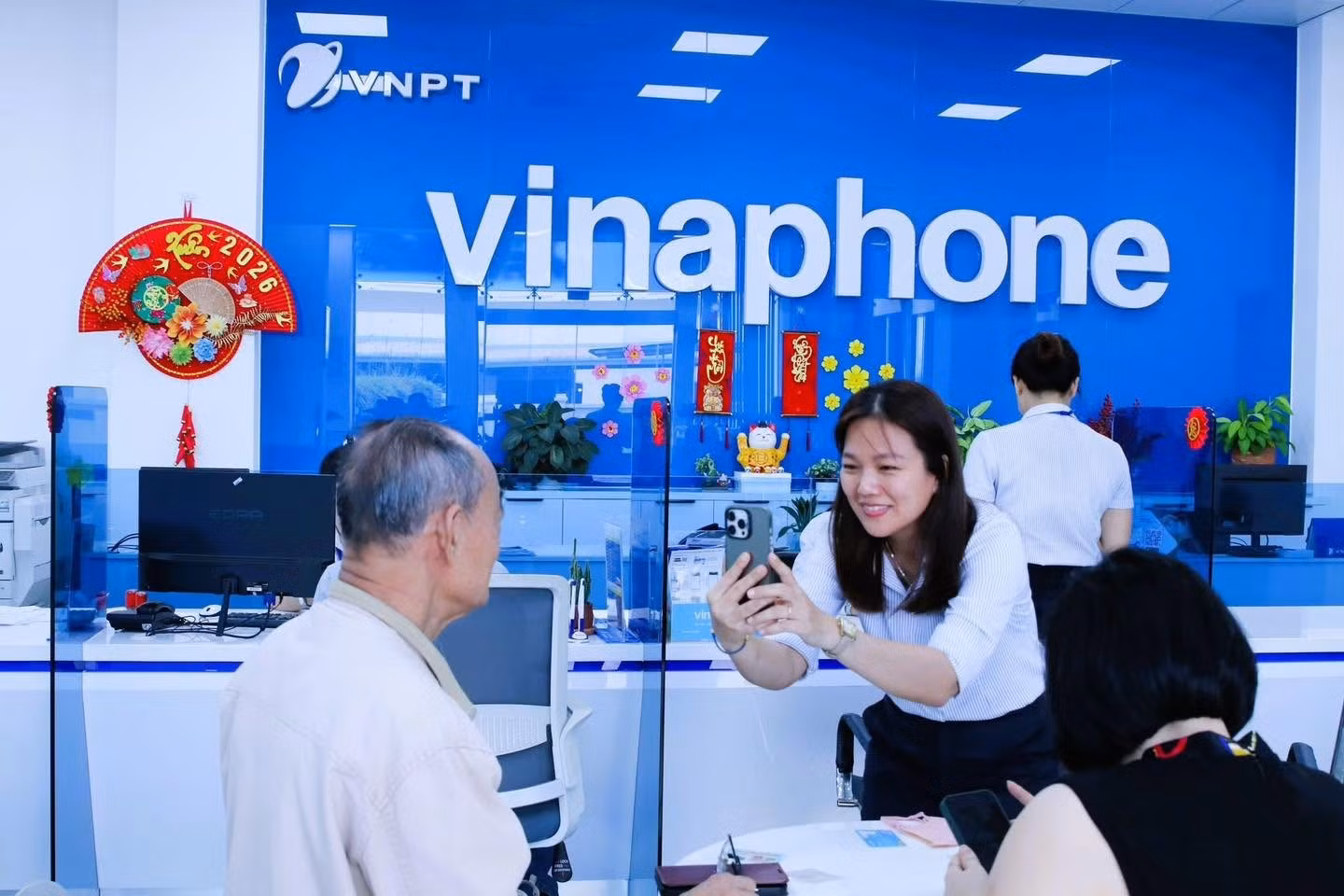 vinaphone-tai-tp-ho-chi-minh-san-sang-ho-tro-khach-hang-xac-thuc-thong-tin-thue-bao.jpg
