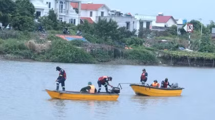 Khẩn trương tìm kiếm hai người mất tích trên sông Trà Lý