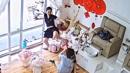 Triệu tập cô gái hung hãn đánh người đến bất tỉnh ở Hưng Yên
