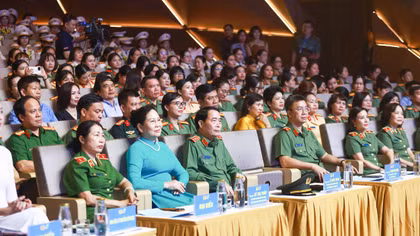 Giao lưu nghệ thuật “Tỏa sáng từ niềm tin của nhân dân”
