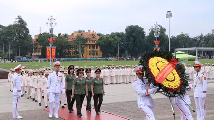 Đoàn đại biểu Phụ nữ Công an tiêu biểu và Nữ Công an cơ sở xuất sắc vào Lăng viếng Bác