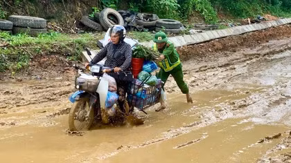 Lực lượng Công an chủ động ứng phó với lũ trên các tuyến sông
