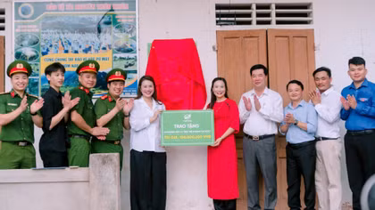 “Bệ phóng tin học” nâng bước học sinh vùng khó khăn đến trường