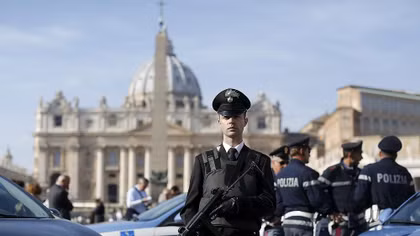 Cựu nhân viên tình báo Italy và dấu hỏi về kênh chuyển tin mật