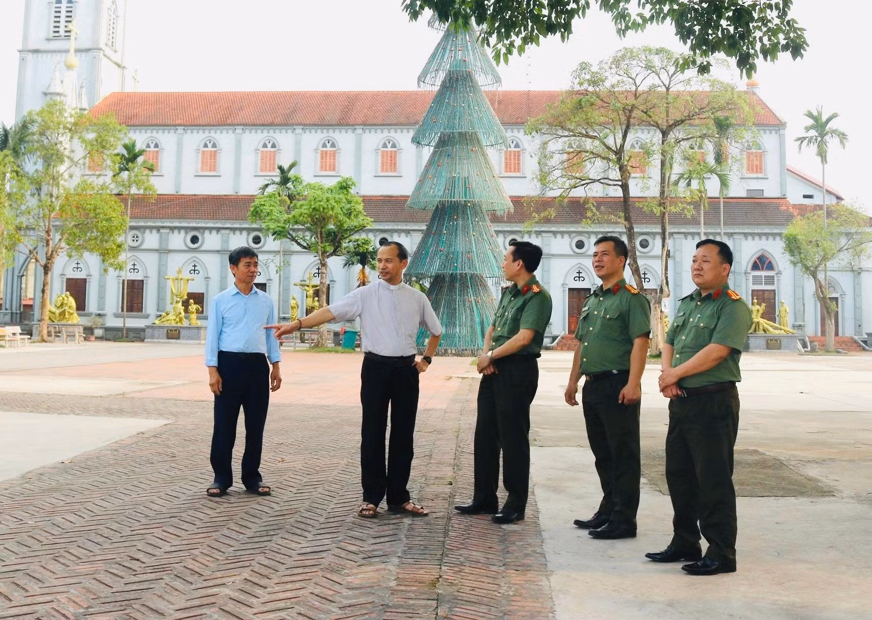 Cán bộ Phòng An ninh nội địa, Công an tỉnh Thái Nguyên nắm tình hình trong Công giáo.