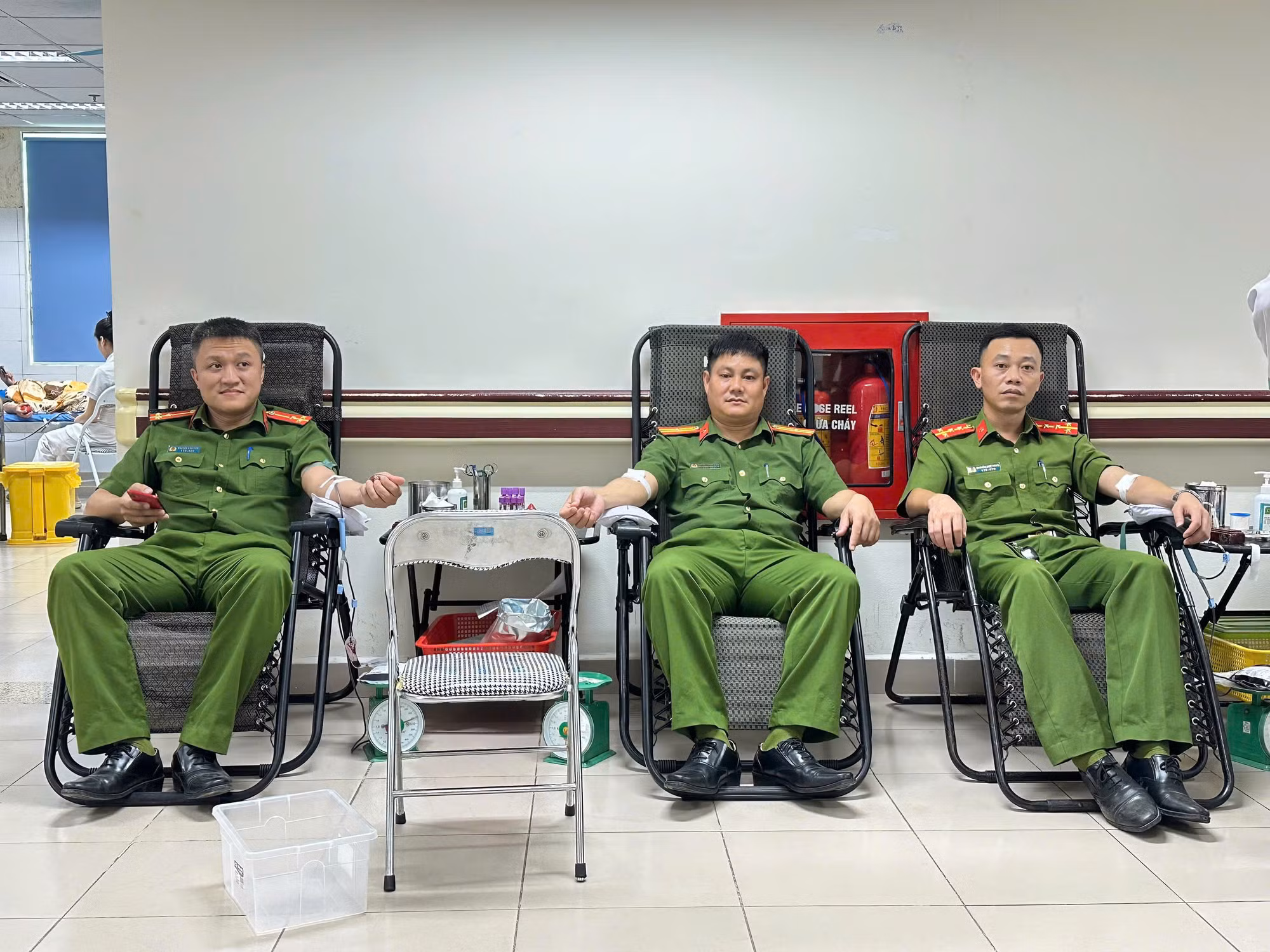 Cán bộ Công an xã Văn Hán tham gia hiến máu cứu bệnh nhân.