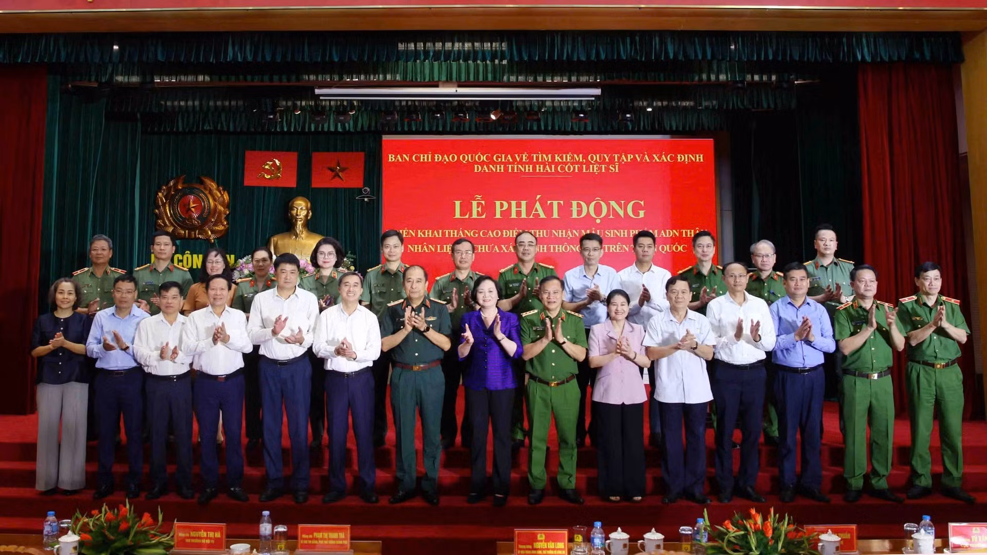 tt-long-va-cac-dai-bieu.jpg