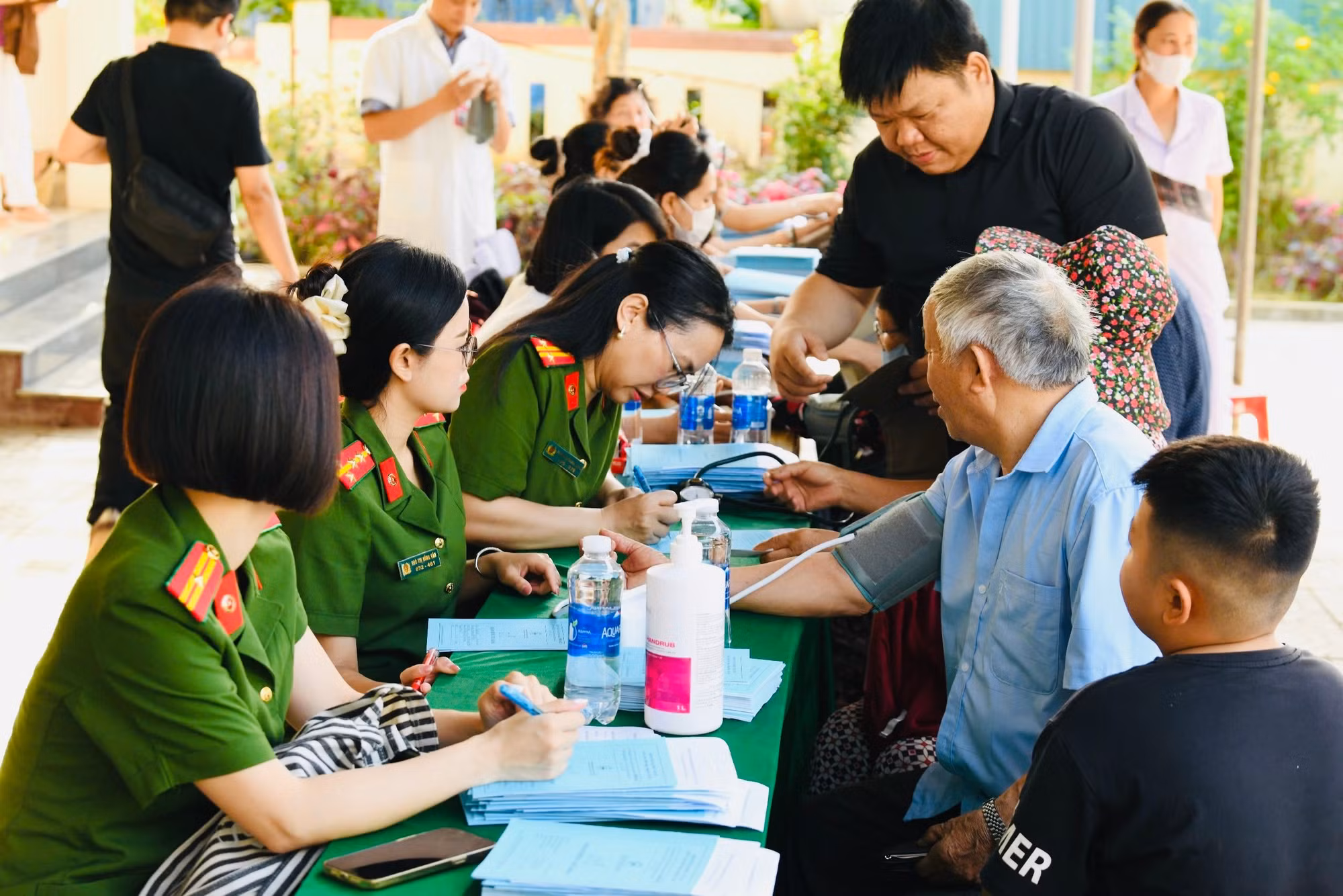 Lực lượng Công an hỗ trợ người dân xã Nam Cửa Việt, tỉnh Quảng Trị đến khám bệnh.