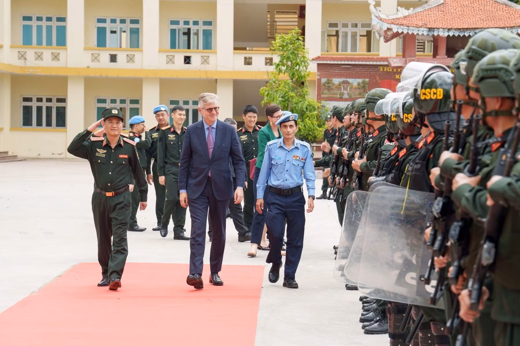 Thiếu tướng Nguyễn Thế Hùng, Phó Chánh Văn phòng thường trực Bộ Công an về GGHB LHQ cùng đoàn chuyên gia LHQ thăm đơn vị Cảnh sát GGHB số 1, tháng 6/2025.