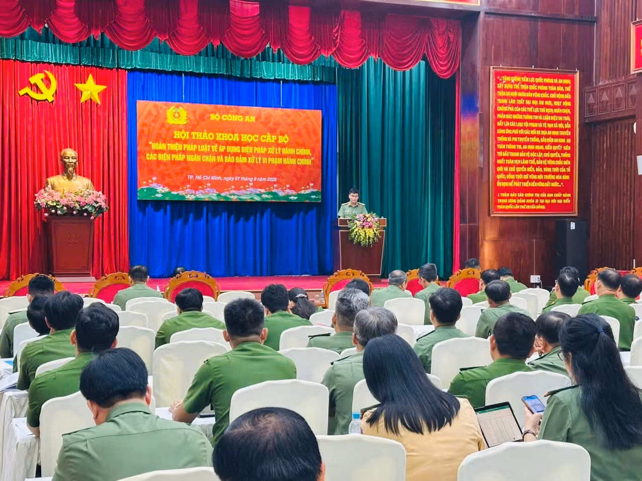 dai-bieu-tham-luan-tai-ht.jpg