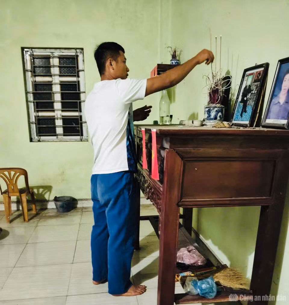 Anh Hiếu xúc động thắp nén tâm hương khi đã tìm thấy người bác liệt sĩ sau gần nửa thế kỷ cả gia đình anh mong ngóng.
