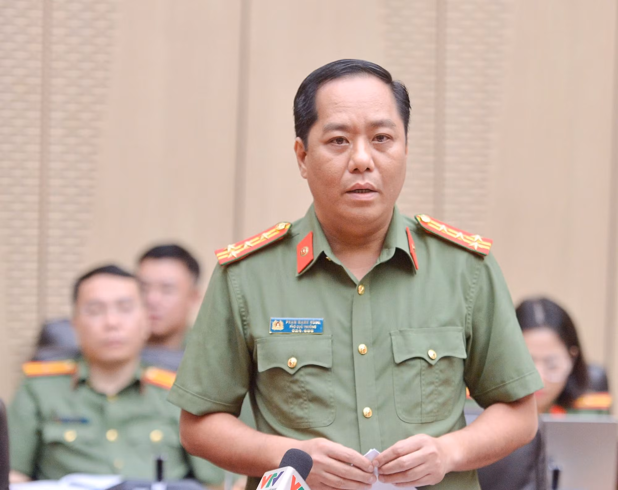 Đại tá Phạm Mạnh Hùng, Phó Cục trưởng Cục An ninh kinh tế Bộ Công an trả lời câu hỏi của các nhà báo.