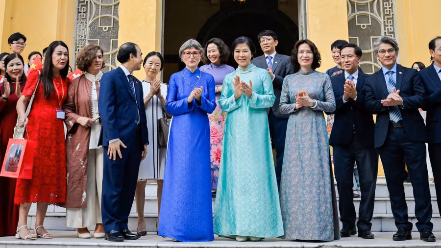 Phu nhân lãnh đạo Việt Nam và Thụy Sĩ thăm Trường Đại học Dược Hà Nội