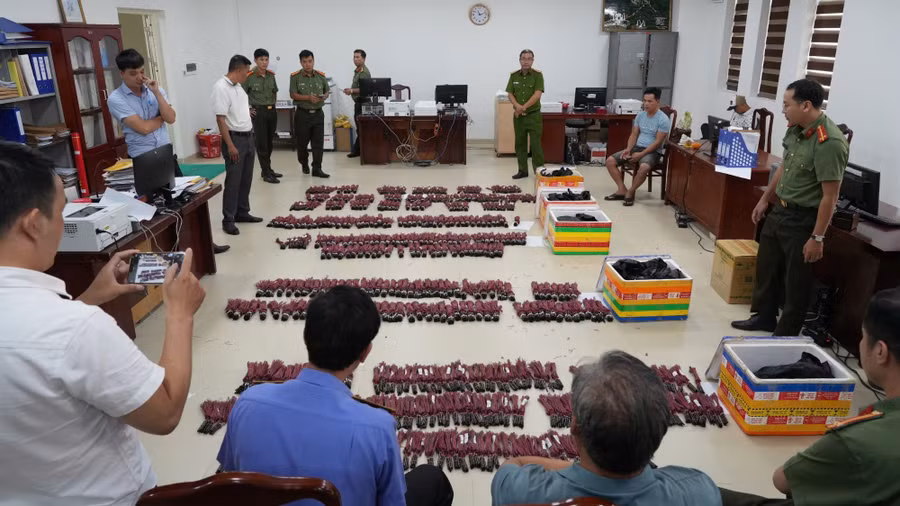 Hàng ngàn kíp nổ điện được Công an thu giữ.