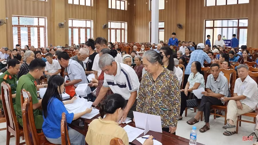 Công an tỉnh Hà Tĩnh phối hợp các lực lượng chức năng lấy mẫu ADN thân nhân liệt sĩ. 