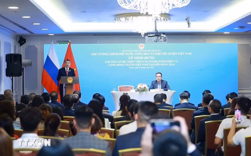 Thủ tướng Lê Minh Hưng phát biểu tại buổi gặp cán bộ, nhân viên các cơ quan đại diện và cộng đồng người Việt Nam tại Liên bang Nga. (Ảnh: Dương Giang/TTXVN)