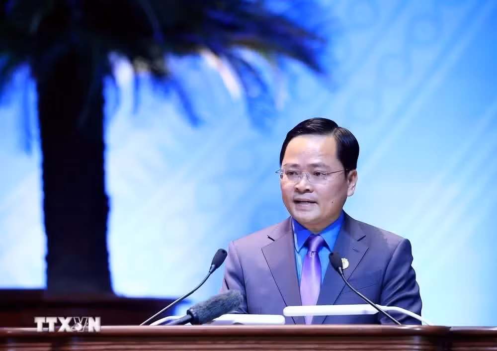 Đồng chí Nguyễn Anh Tuấn, Ủy viên Trung ương Đảng, Phó Chủ tịch Ủy ban Trung ương Mặt trận Tổ quốc Việt Nam, Chủ tịch Tổng Liên đoàn Lao động Việt Nam khóa XIII trình bày Diễn văn khai mạc Đại hội. (Ảnh: Tuấn Anh/TTXVN)