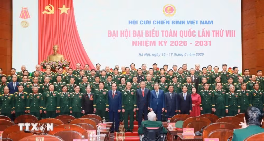 Tổng Bí thư, Chủ tịch nước Tô Lâm, Chủ tịch Quốc hội Trần Thanh Mẫn với Ban Chấp hành hội Cựu chiến binh Việt Nam nhiệm kỳ 2026-2031 ra mắt Đại hội. (Ảnh: Trọng Đức/ TTXVN)