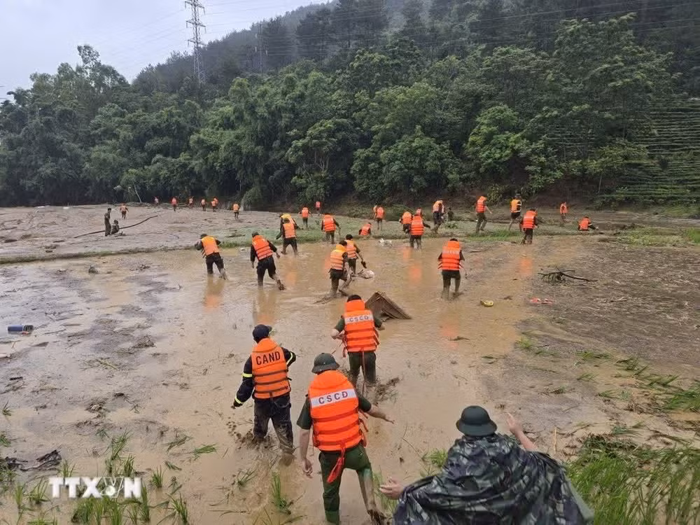 Cán bộ, chiến sỹ vũ trang Lai Châu giúp dân khắc phục mưa lũ. (Ảnh: Nguyễn Oanh/TTXVN)