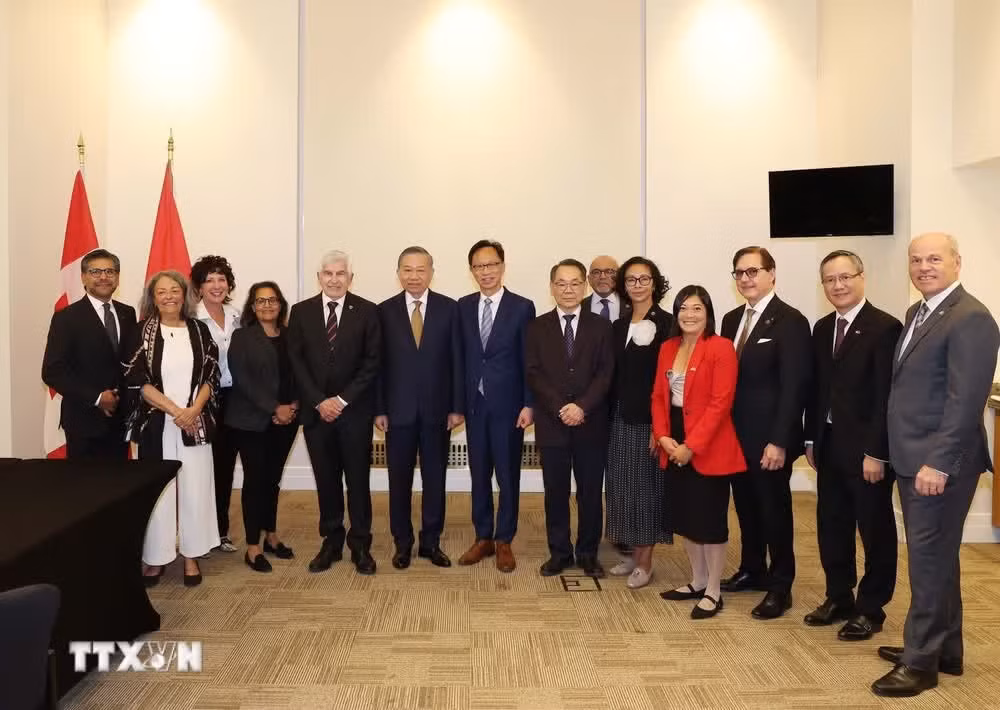 Chủ tịch nước Tô Lâm với Nhóm Nghị sỹ hữu nghị Canada - Việt Nam. (Ảnh: Thống Nhất/TTXVN)