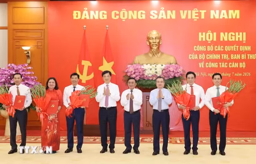 hoi-nghi-cong-bo-cac-quyet-dinh-cua-bo-chinh-tri-ban-bi-thu-ve-cong-tac-can-bo-10.jpg