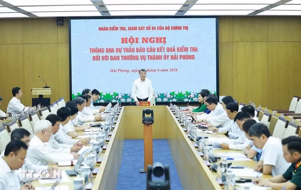 Thủ tướng Chính phủ Lê Minh Hưng chủ trì Hội nghị thông qua dự thảo báo cáo kết quả kiểm tra đối với Ban Thường vụ Thành ủy Hải Phòng. (Ảnh: Dương Giang/TTXVN)