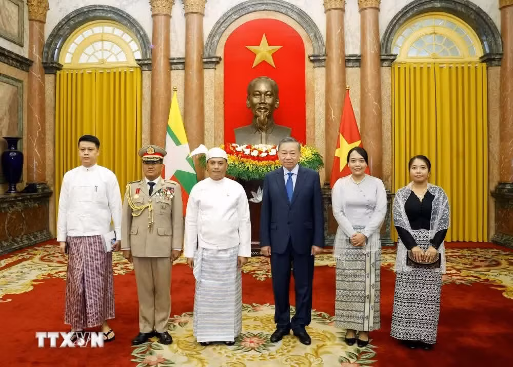 Tổng Bí thư, Chủ tịch nước Tô Lâm, Đại sứ Cộng hòa Liên bang Myanmar Wai Linn và các đại biểu. (Ảnh: Thống Nhất/TTXVN)