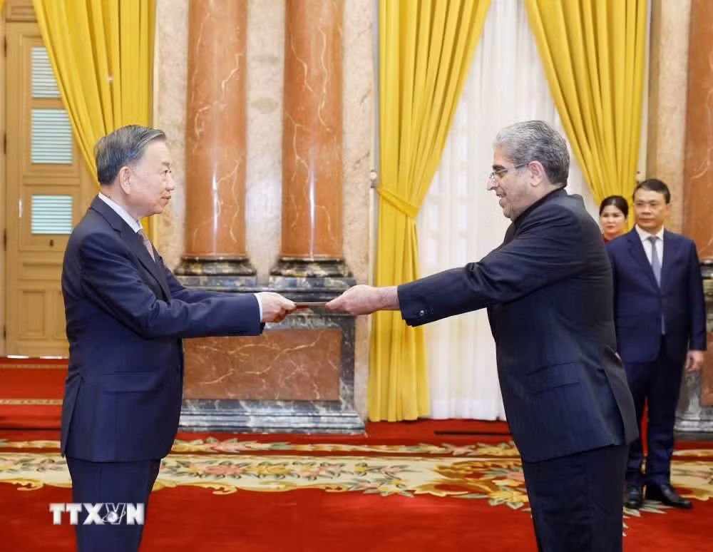 Tổng Bí thư, Chủ tịch nước Tô Lâm nhận Quốc thư từ Đại sứ Cộng hòa Hồi giáo Iran Akbar Ghasemi Ali Abadi. (Ảnh: Thống Nhất/TTXVN)