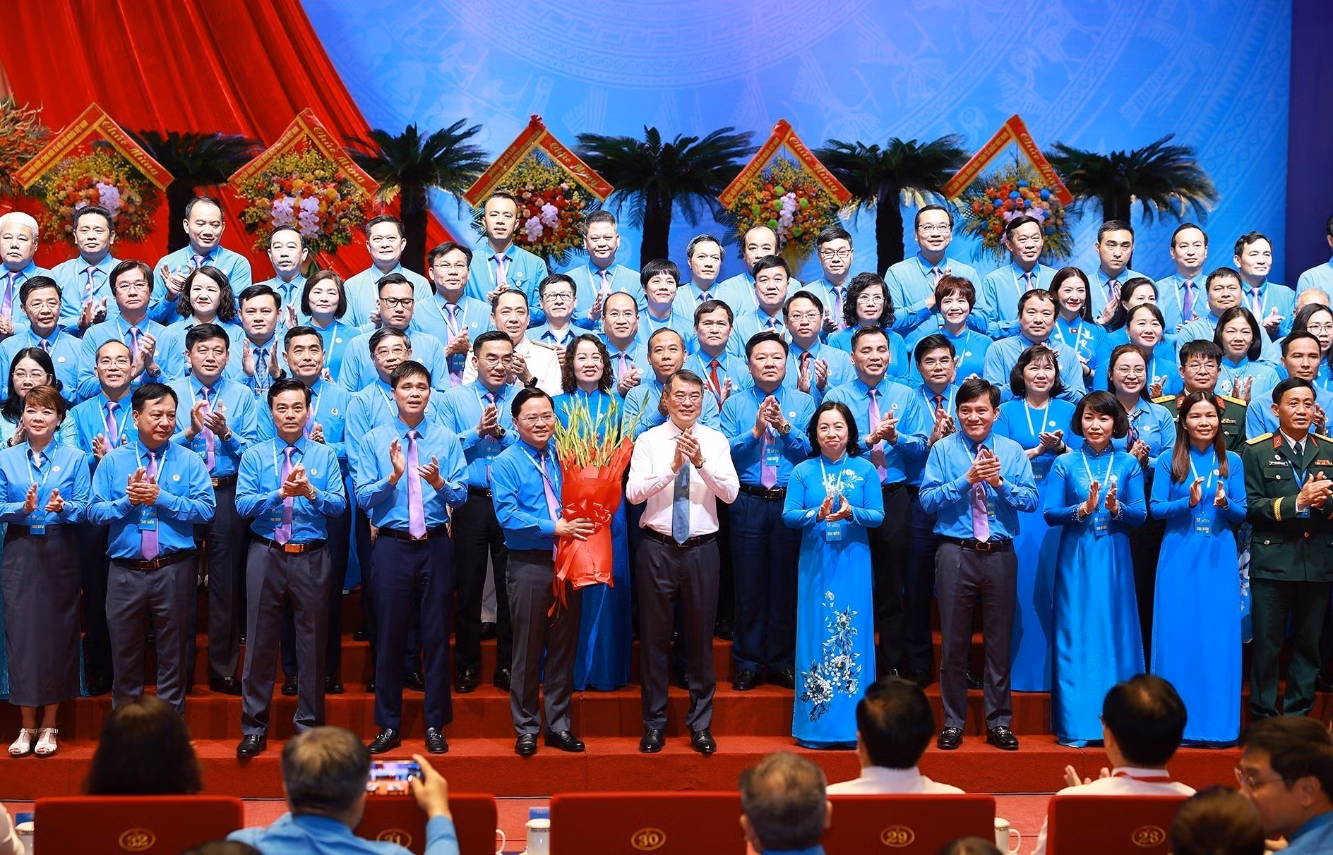 Thủ tướng Chính phủ Lê Minh Hưng tặng hoa chúc mừng Ban Chấp hành Tổng Liên đoàn Lao động Việt Nam khoá XIV. Ảnh: Dương Giang – TTXVN