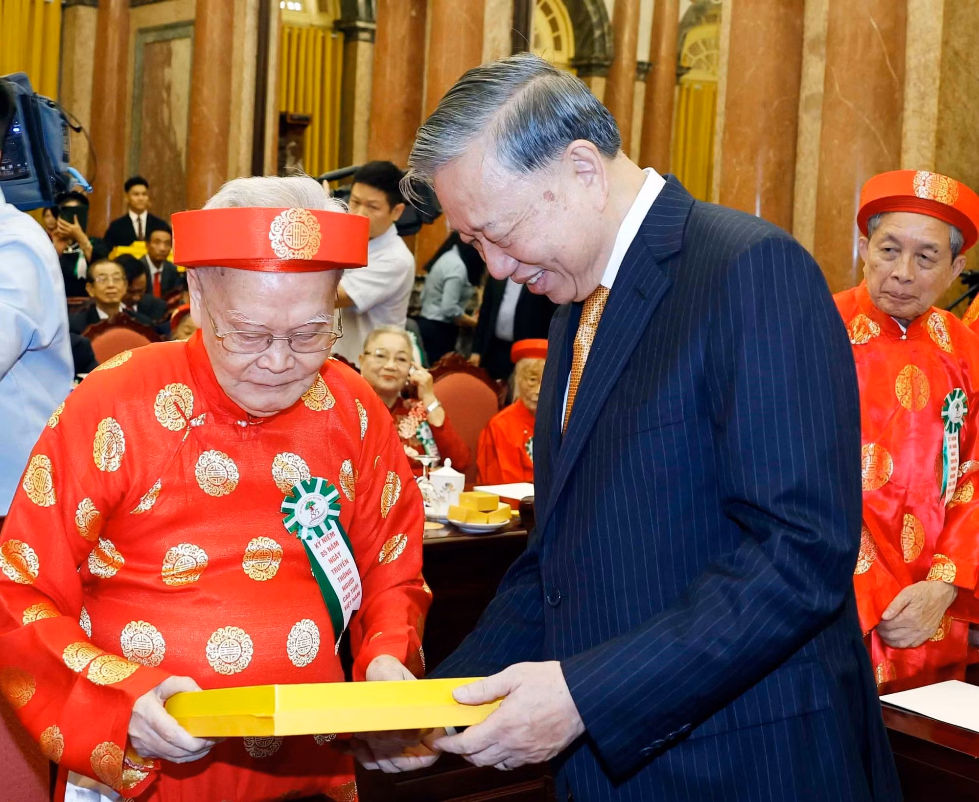 Tổng Bí thư, Chủ tịch nước Tô Lâm tặng quà cho các đại biểu. Ảnh: Thống Nhất – TTXVN