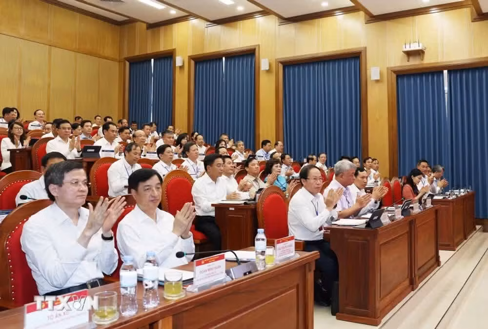 Các đại biểu và học viên tham dự Chương trình bồi dưỡng, cập nhật kiến thức đối với Ủy viên Ban Chấp hành Trung ương Đảng khóa XIV (Lớp thứ hai). (Ảnh: Thống Nhất/TTXVN)